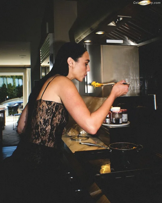 Gal Gadot photo 9 of 1471