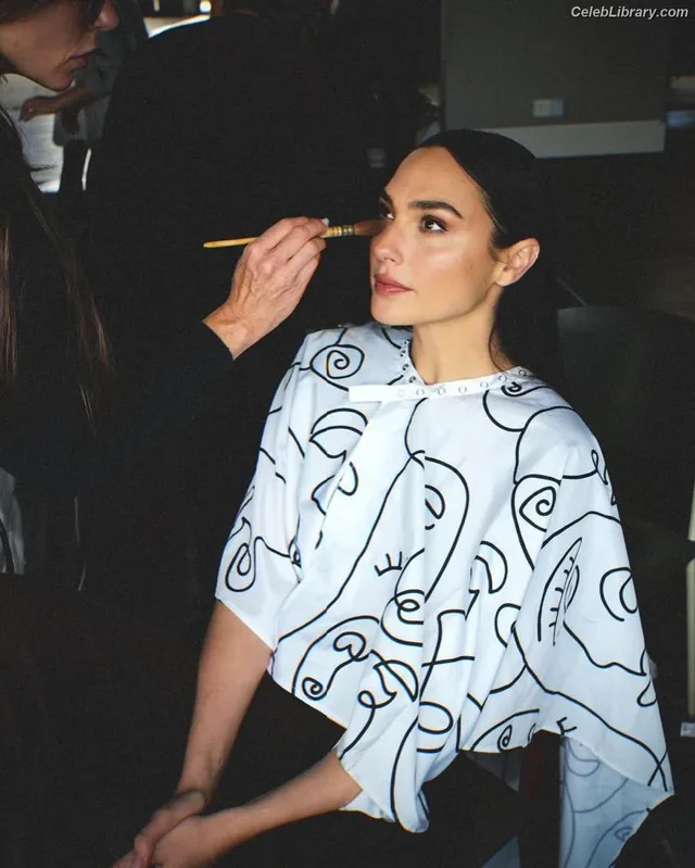 Gal Gadot photo 10 of 1471