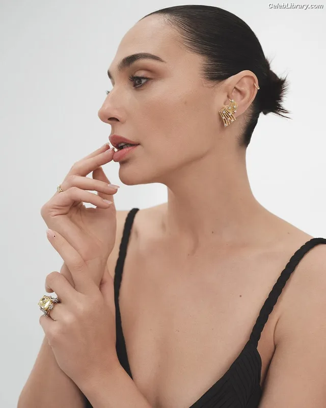 Gal Gadot photo 16 of 1471