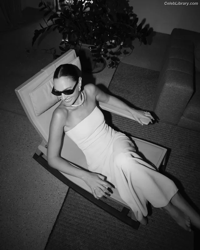 Gal Gadot photo 1 of 1471
