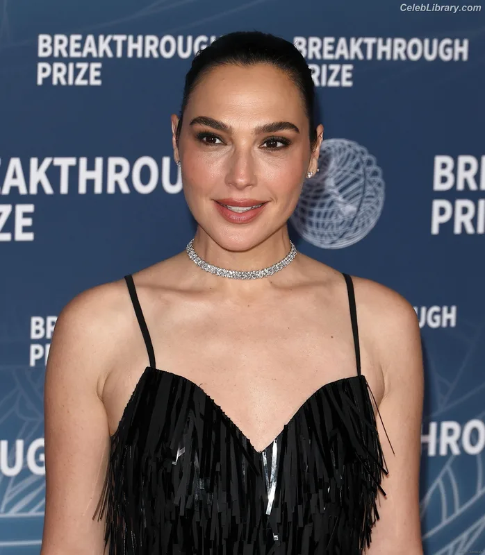 Gal Gadot photo 2 of 1471