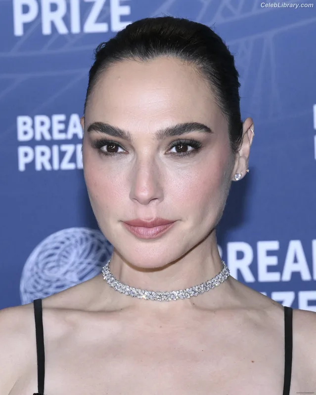 Gal Gadot photo 9 of 1471