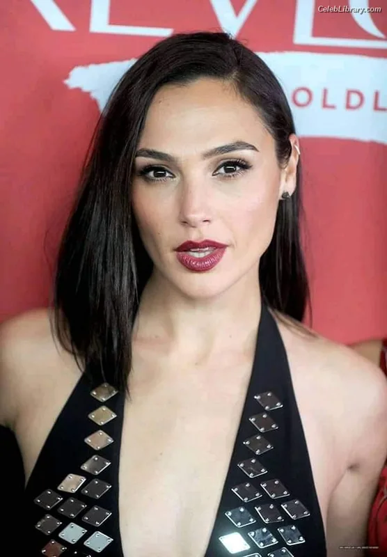 Gal Gadot photo 1 of 1471