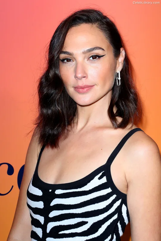 Gal Gadot photo 1 of 1471