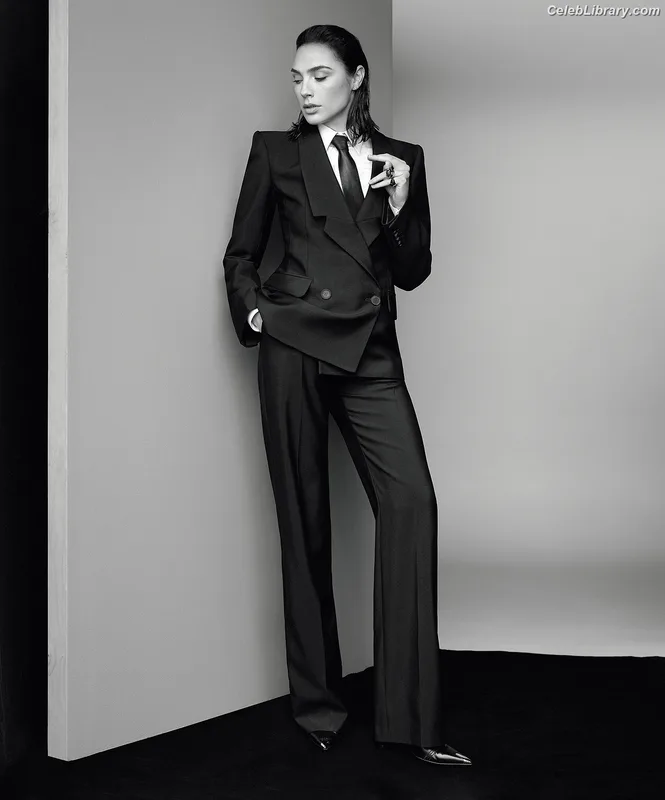 Gal Gadot photo 1 of 1471