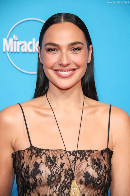Gal Gadot photo 2 of 1471