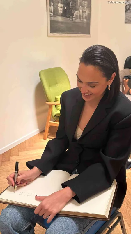 Gal Gadot photo 6 of 1471