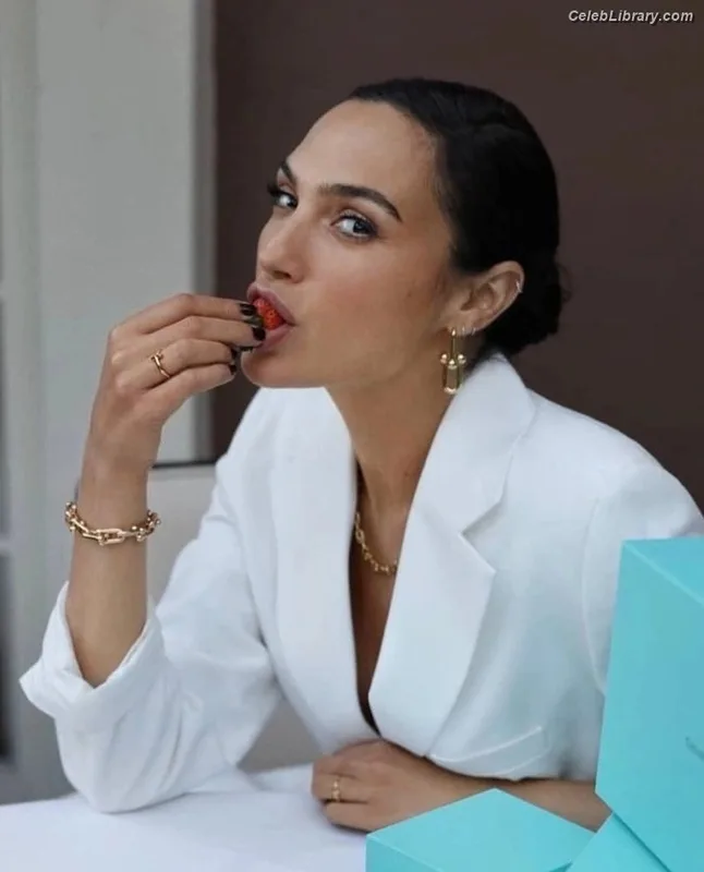 Gal Gadot photo 12 of 1471