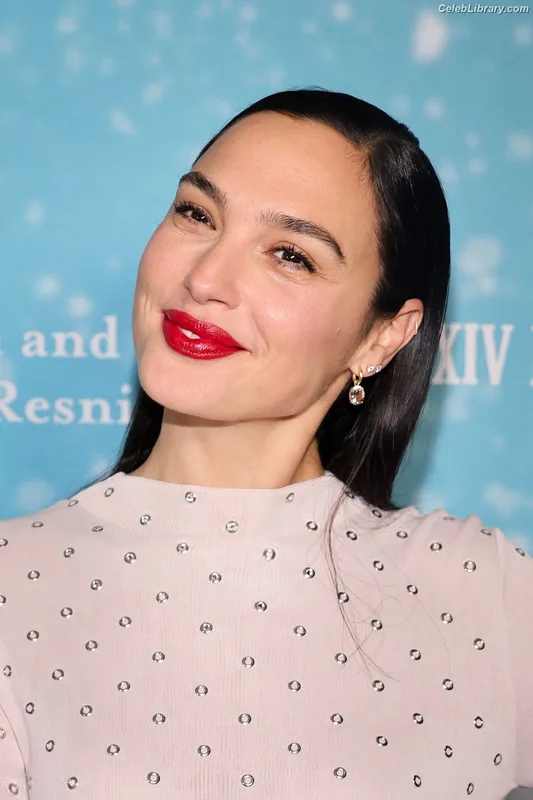 Gal Gadot photo 10 of 1471