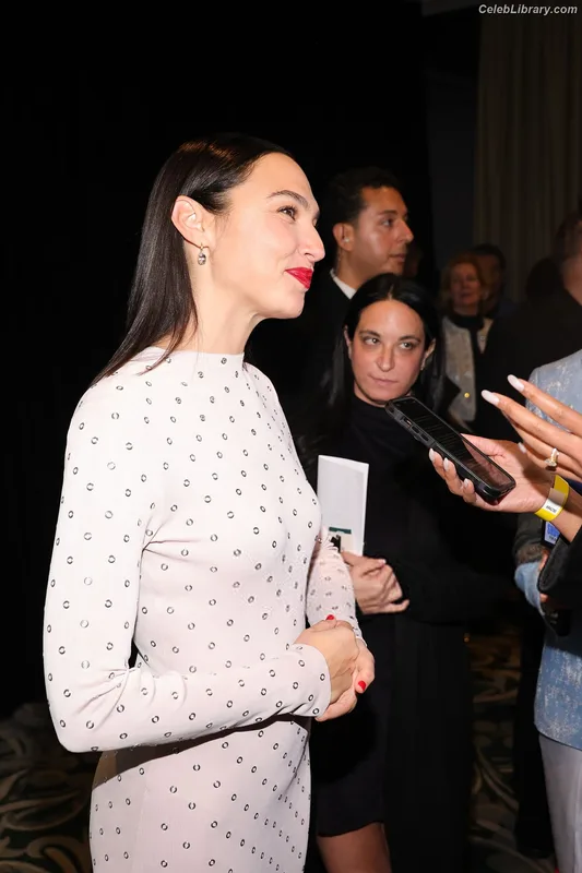 Gal Gadot photo 12 of 1471