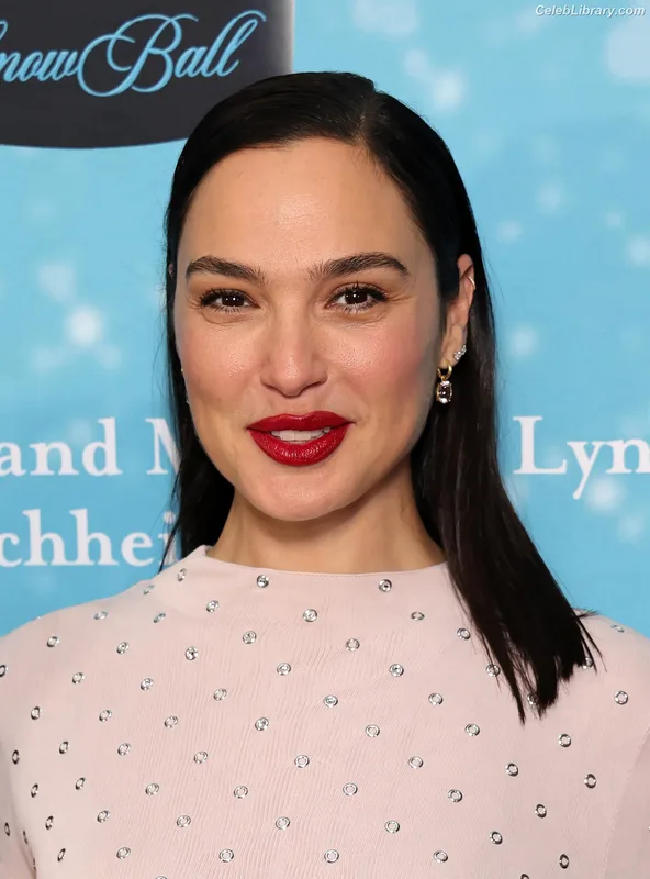 Gal Gadot photo 9 of 1471