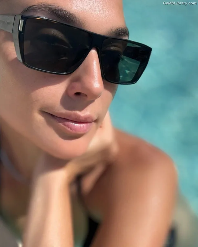 Gal Gadot photo 9 of 1471