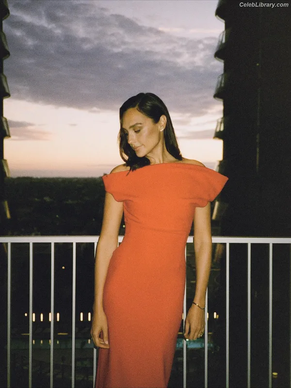 Gal Gadot photo 7 of 1471