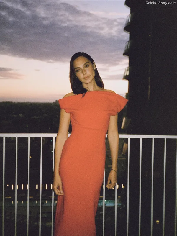 Gal Gadot photo 9 of 1471