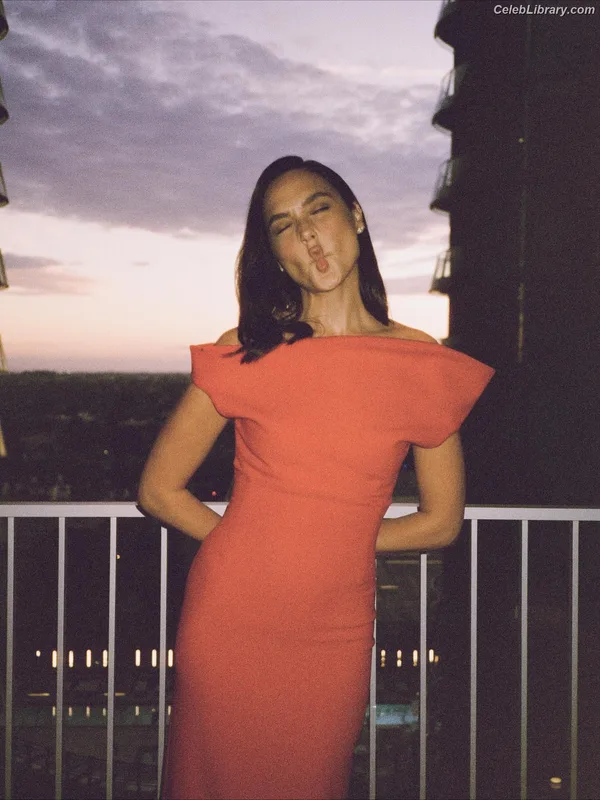 Gal Gadot photo 10 of 1471