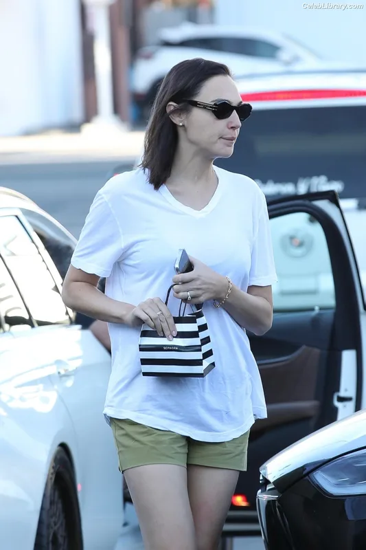 Gal Gadot photo 23 of 1471
