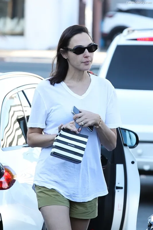 Gal Gadot photo 4 of 1471