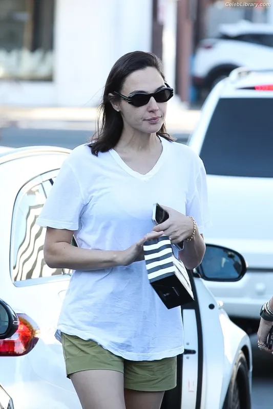 Gal Gadot photo 14 of 1471