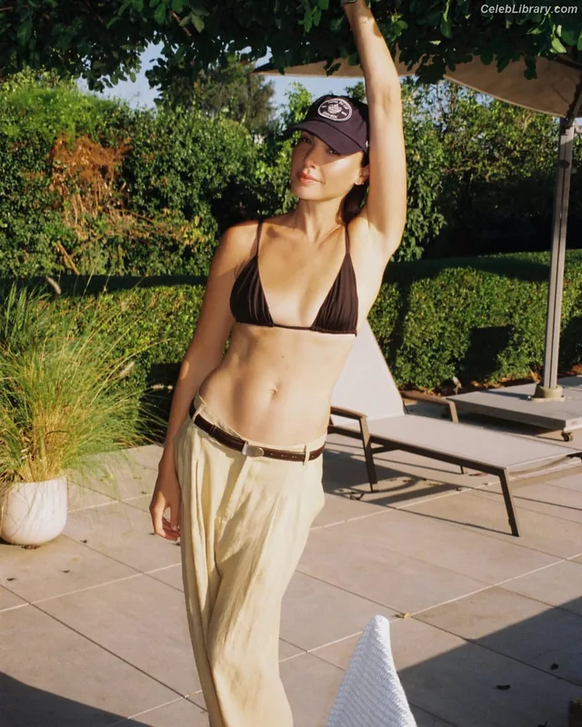 Gal Gadot photo 3 of 1471