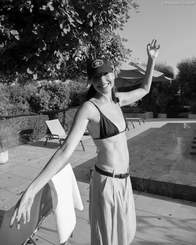 Gal Gadot photo 7 of 1471