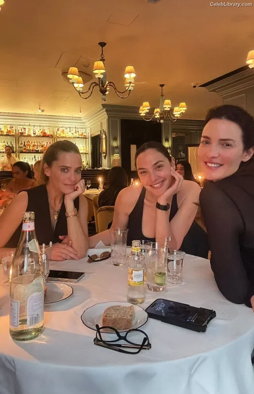Gal Gadot photo 7 of 1471
