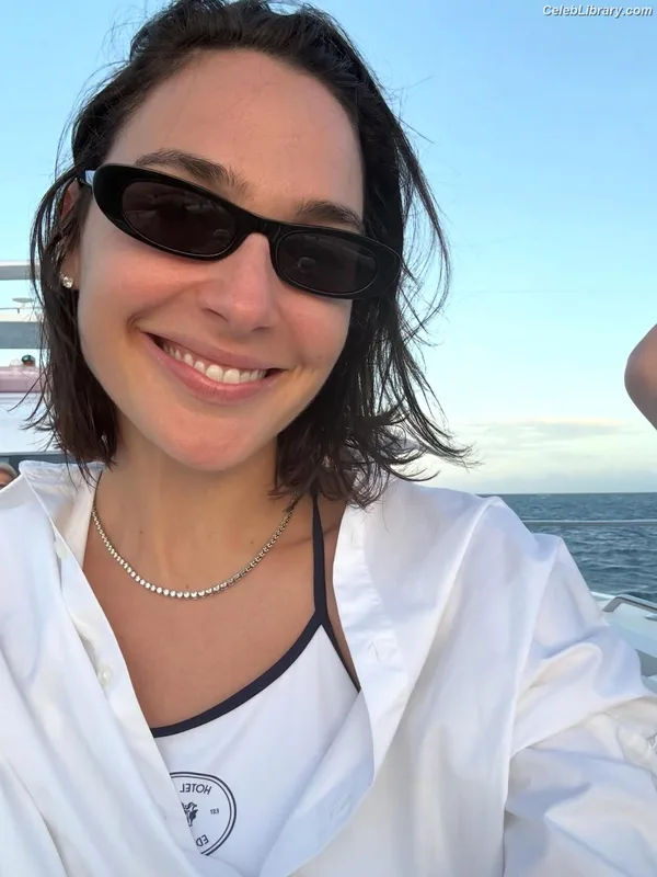 Gal Gadot photo 20 of 1471