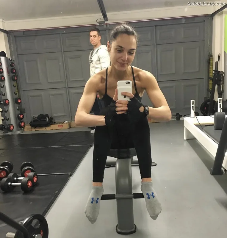 Gal Gadot photo 10 of 1471