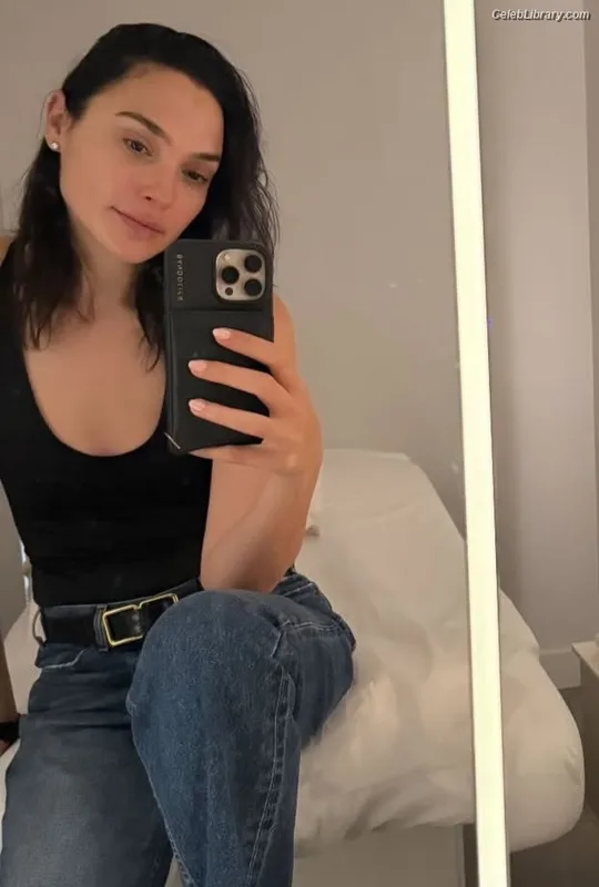 Gal Gadot photo 11 of 1471