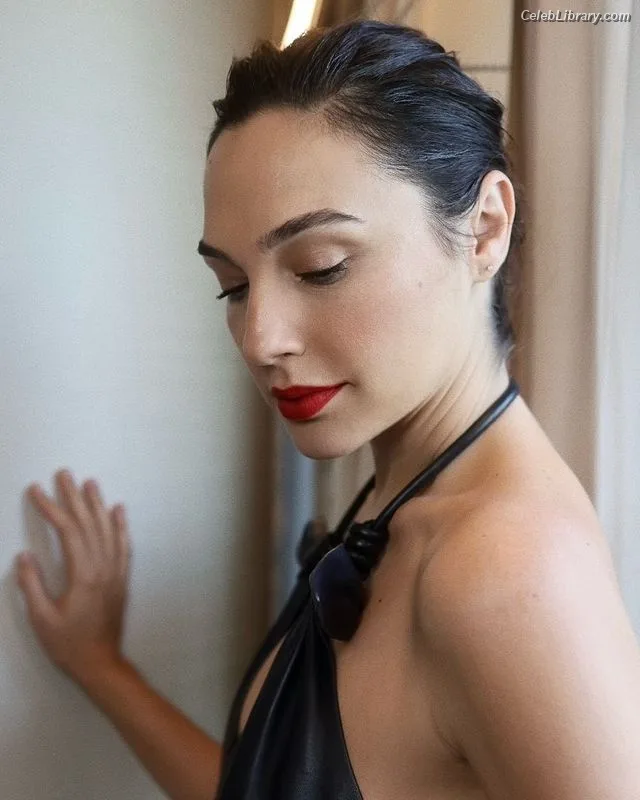 Gal Gadot photo 20 of 1471