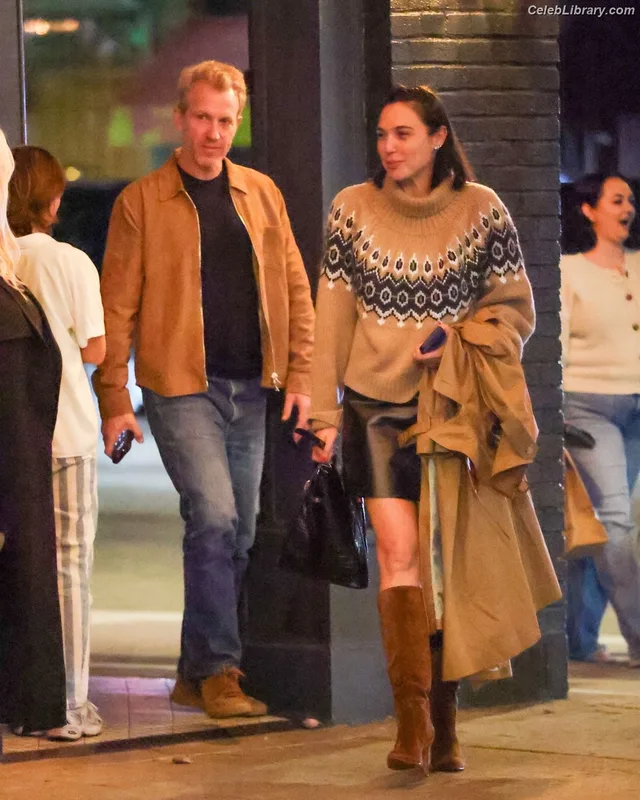 Gal Gadot photo 1 of 1471