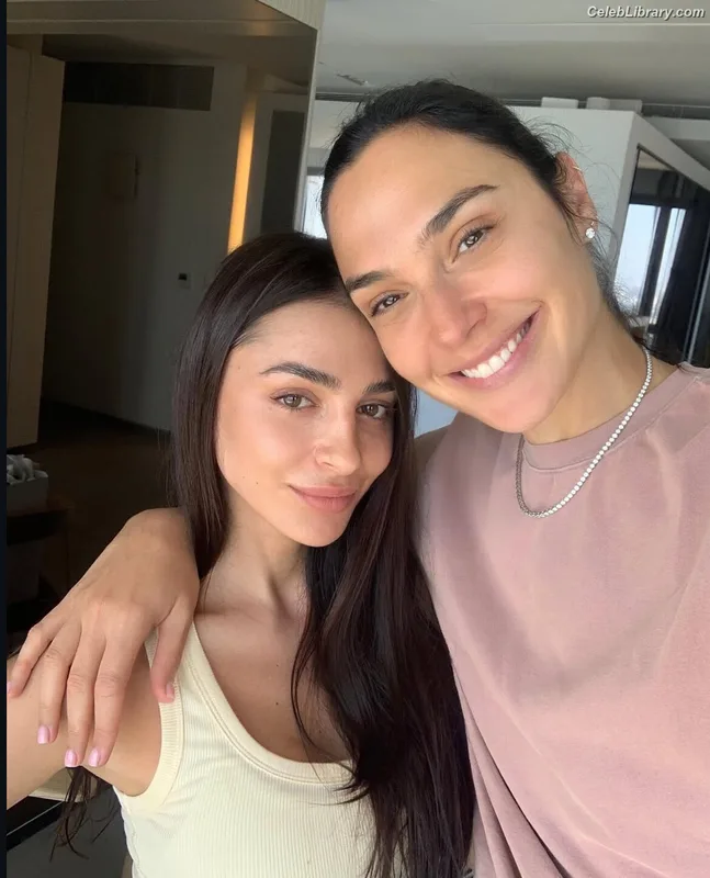 Gal Gadot photo 12 of 1471
