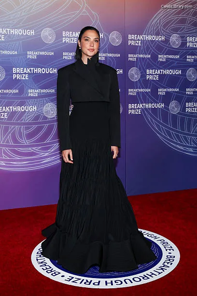 Gal Gadot photo 13 of 1471
