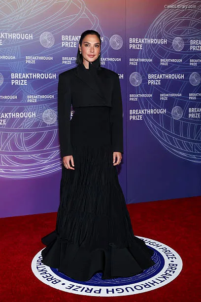 Gal Gadot photo 15 of 1471