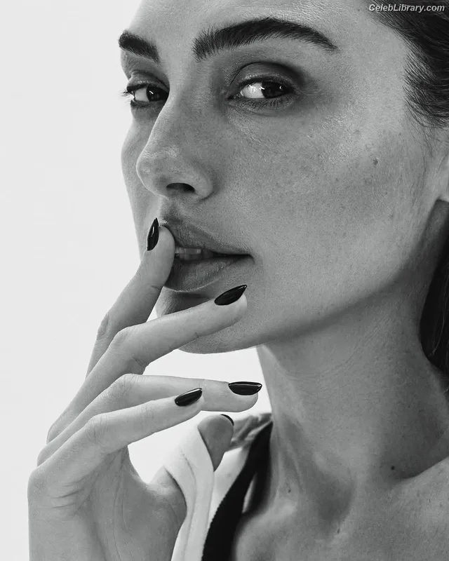 Gal Gadot photo 8 of 1471