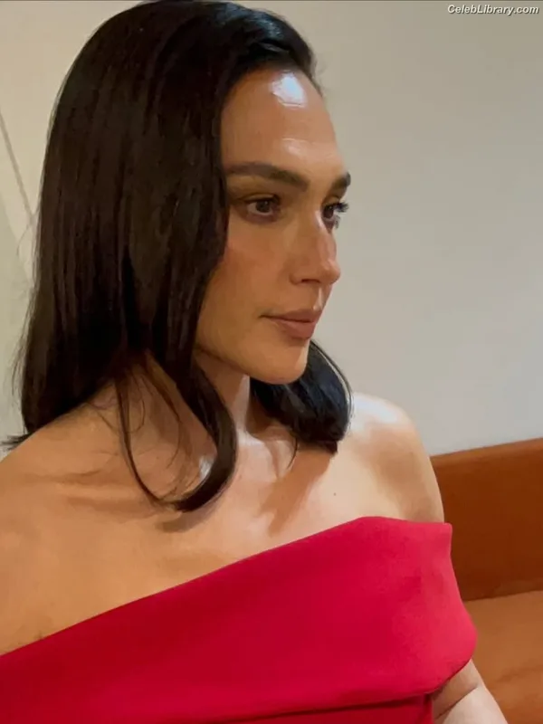 Gal Gadot photo 16 of 1471