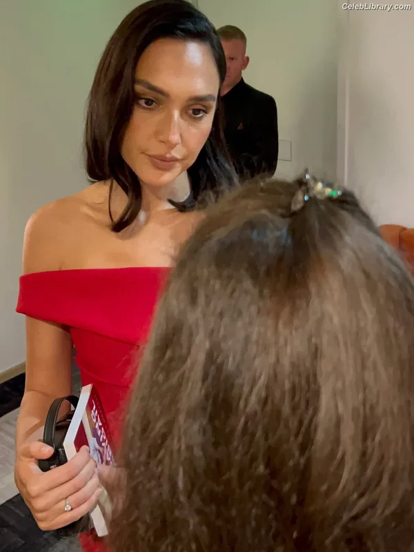 Gal Gadot photo 19 of 1471