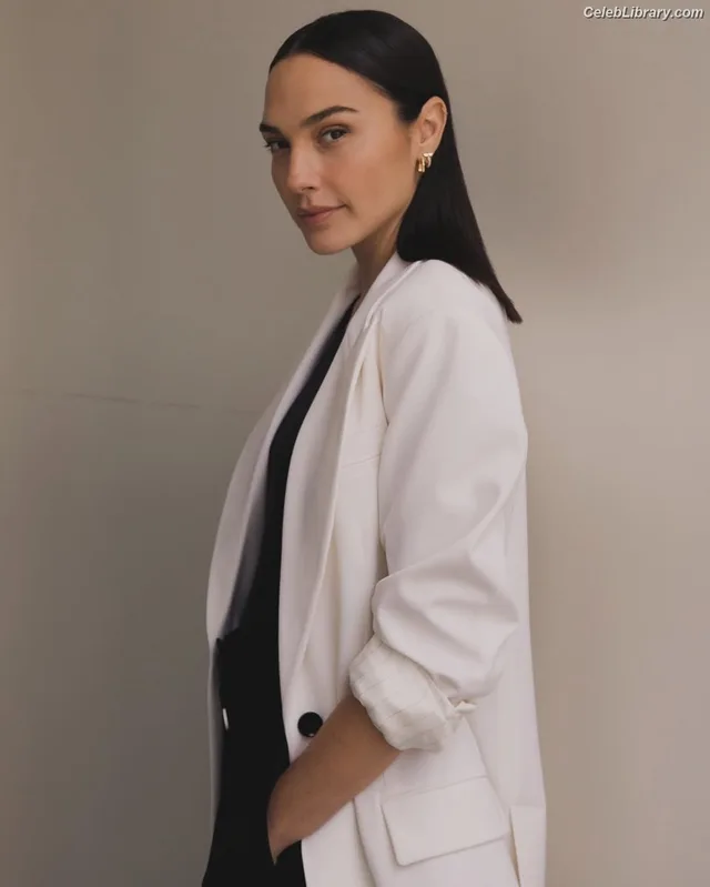 Gal Gadot photo 5 of 1471