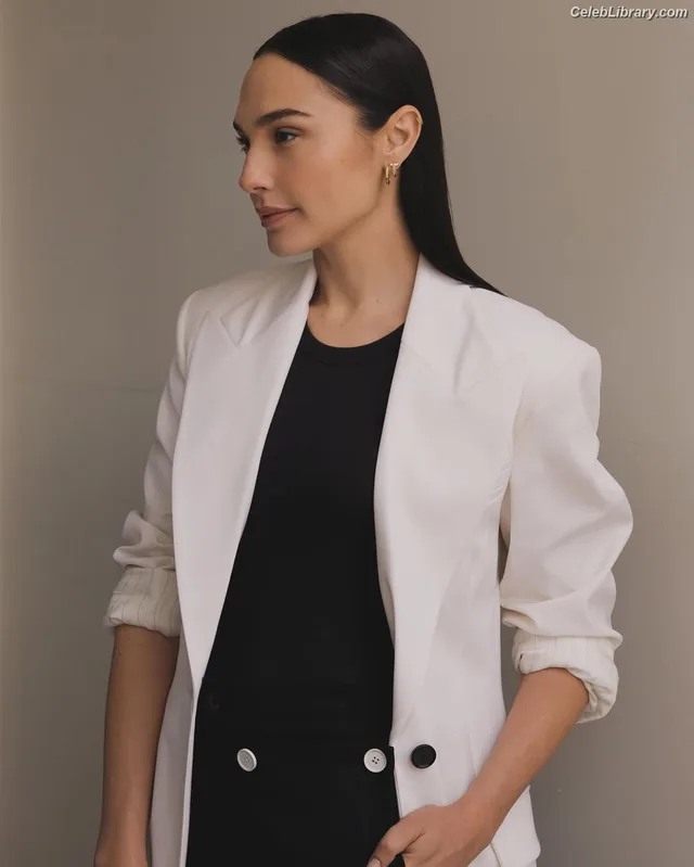 Gal Gadot photo 7 of 1471