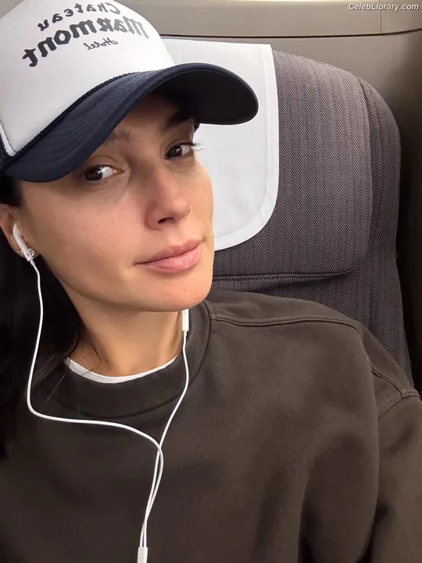 Gal Gadot photo 17 of 1471