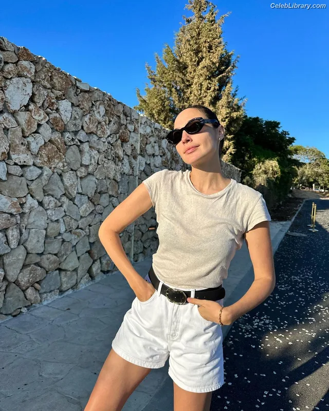 Gal Gadot photo 7 of 1471