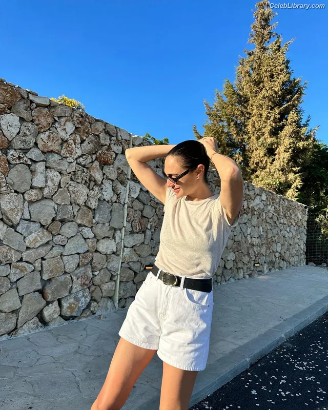 Gal Gadot photo 8 of 1471