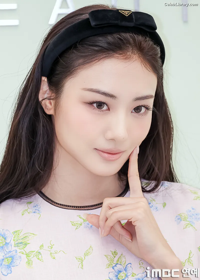 Gawon (Lee Ga-won (이가원) MEOVV)