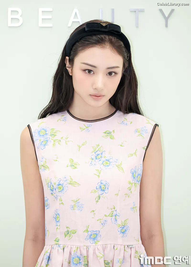 Gawon (Lee Ga-won (이가원) MEOVV) photo 10 of 368