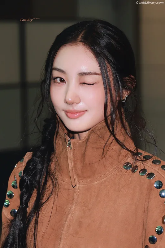 Gawon (Lee Ga-won (이가원) MEOVV) photo 3 of 369