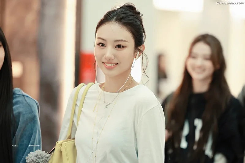 Gawon (Lee Ga-won (이가원) MEOVV) photo 5 of 369