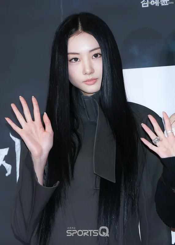 Gawon (Lee Ga-won (이가원) MEOVV) photo 9 of 369