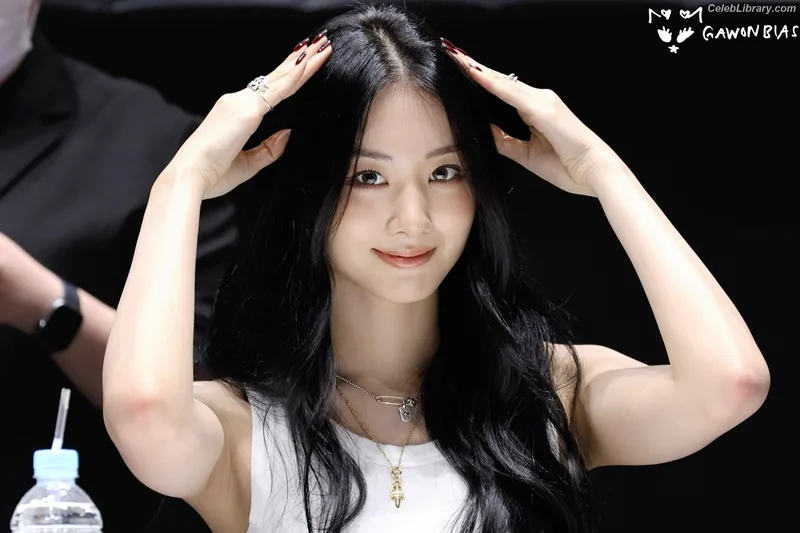 Gawon (Lee Ga-won (이가원) MEOVV) photo 11 of 369