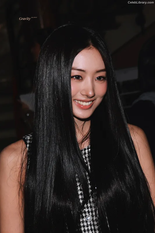 Gawon (Lee Ga-won (이가원) MEOVV) photo 22 of 369