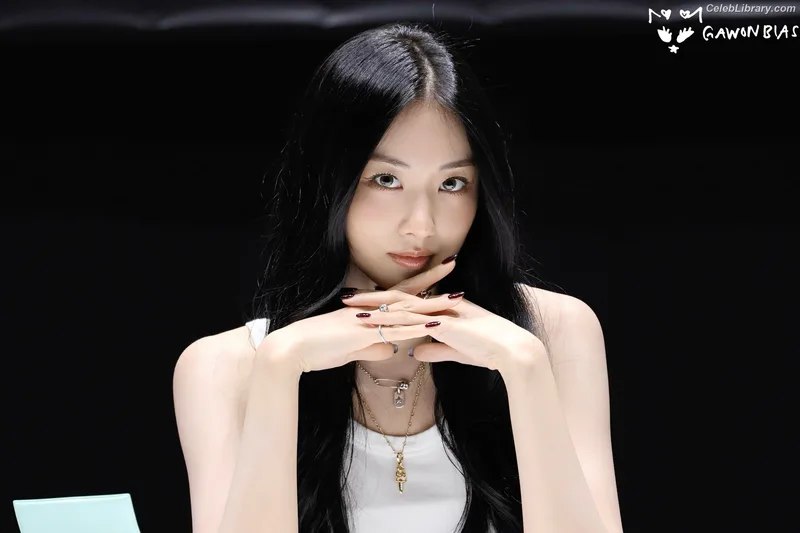 Gawon (Lee Ga-won (이가원) MEOVV) photo 20 of 369