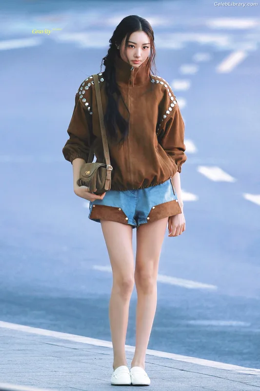 Gawon (Lee Ga-won (이가원) MEOVV) photo 5 of 369